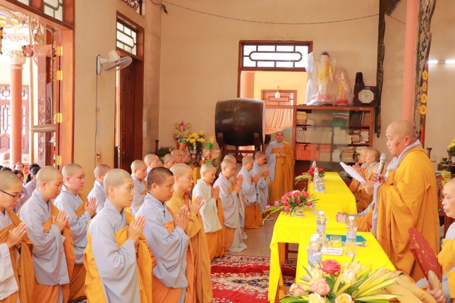 Ni sư Thích nữ Lệ Thuận đọc tâm thư Ni trưởng Thích nữ Tịnh Nguyện gởi hành giả Ni