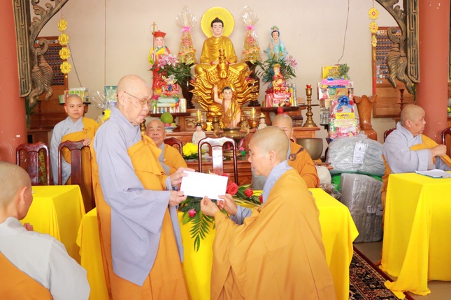 Ni trưởng Thích Giác Thành trao bức tâm thư của Ni trưởng Thích nữ Tịnh Nguyện đến đại diện Ban Chức sự trường hạ chùa Phước Quang