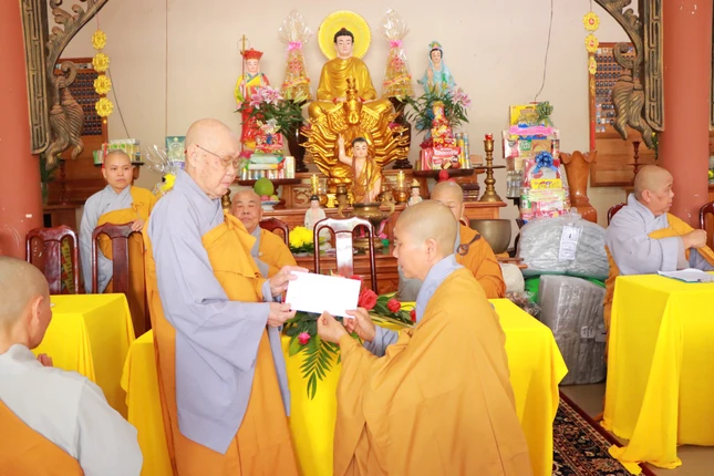 Ni trưởng Thích Giác Thành trao bức tâm thư của Ni trưởng Thích nữ Tịnh Nguyện đến đại diện Ban Chức sự trường hạ chùa Phước Quang Ni trưởng Thích Giác Thành trao bức tâm thư của Ni trưởng Thích nữ Tịnh Nguyện đến đại diện Ban Chức sự trường hạ chùa Phước Quang