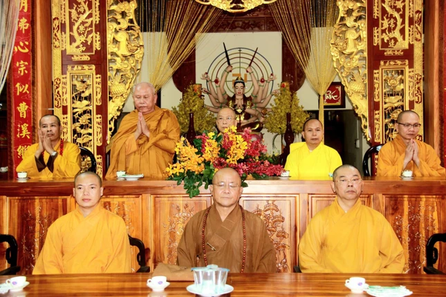 Đoàn do Hoà thượng Thích Minh Ngạn hướng dẫn