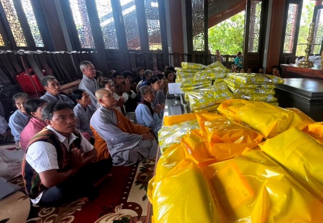 Phật tử đồng bào S'Tiêng cúng dường tứ sự đến chư tôn đức trường hạ chùa Tỉnh Hội