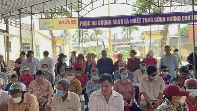 Trao 100 phần quà đến người mù khó khăn H.Cái Bè - Ảnh: TQ