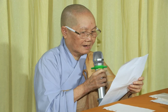 Ni sư Thích nữ Như Lực báo cáo công trình xây dựng chánh điện chùa Túy Trúc