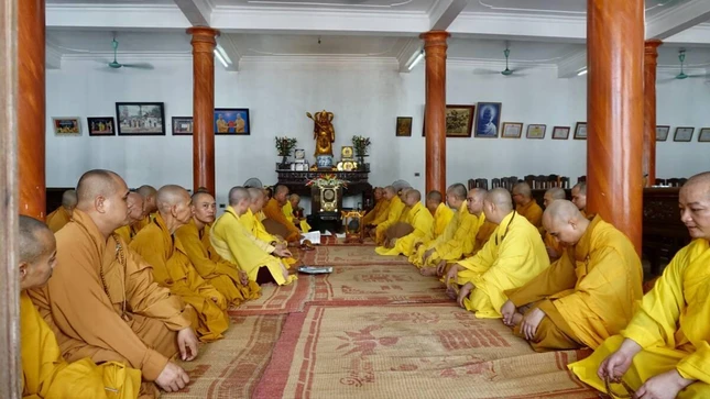 Chư Tăng - Ni vân tập tại giảng đường chùa Tiên Hương