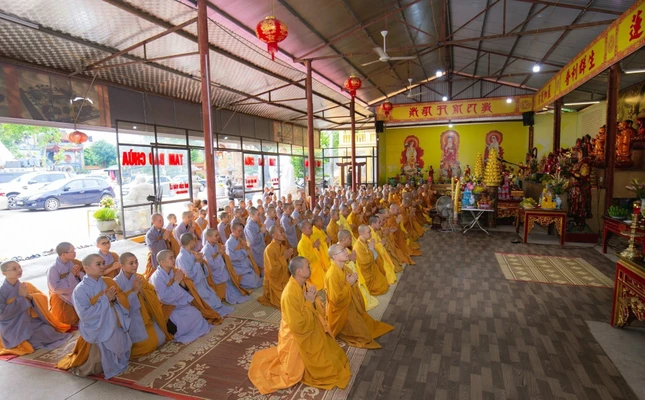 Chư hành giả Tăng, Ni đảnh lễ Tam bảo