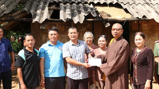 Thượng tọa Thích Quảng Tuấn trao 60 triệu đồng hỗ trợ gia đình anh Sàng xây căn nhà mới