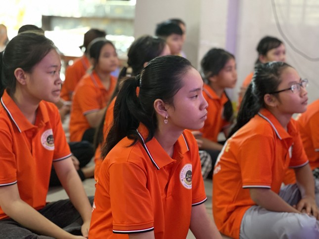 Các em tham gia khóa tu