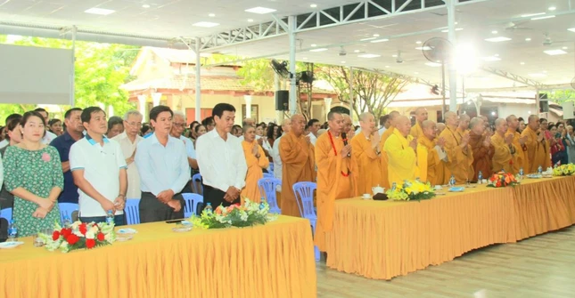 Chư tôn đức, đại diện chính quyền tham dự Chư tôn đức, đại diện chính quyền tham dự