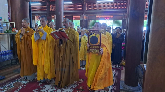 Chư tôn đức thực hiện khóa lễ tại Tổ đường Chư tôn đức thực hiện khóa lễ tại Tổ đường