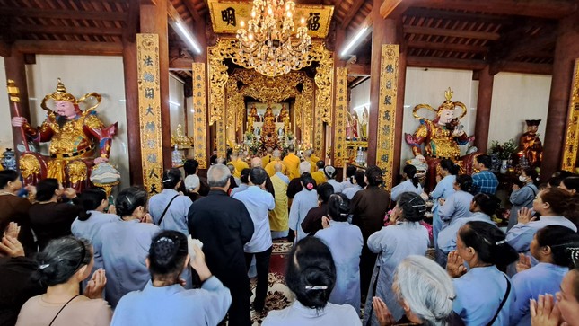 Đông đảo Phật tử về chùa học pháp