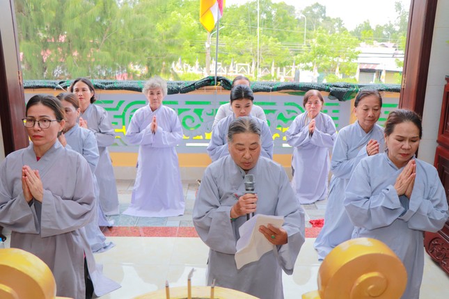 Phật tử tác bạch cúng dường tại chùa Bạch Vân, tỉnh Bến Tre