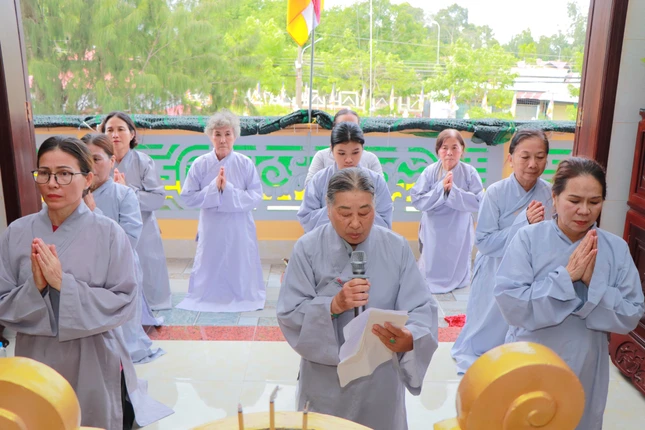 Phật tử tác bạch cúng dường tại chùa Bạch Vân, tỉnh Bến Tre Phật tử tác bạch cúng dường tại chùa Bạch Vân, tỉnh Bến Tre