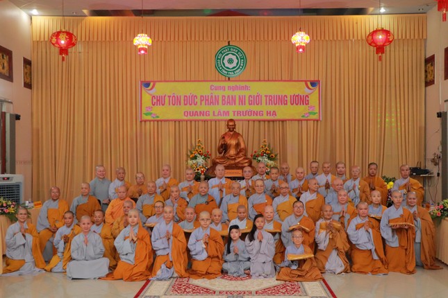 Chụp ảnh lưu niệm tại chùa Liên Hoa