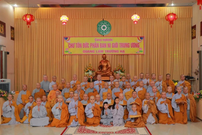 Chụp ảnh lưu niệm tại chùa Liên Hoa Chụp ảnh lưu niệm tại chùa Liên Hoa