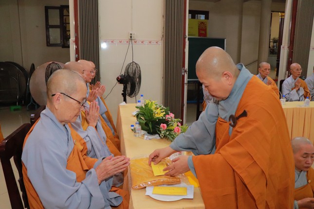 Ni trưởng Thích nữ Tịnh Nghiêm cúng dường pháp y đến Ban Chức sự trường hạ chùa Liên Hoa