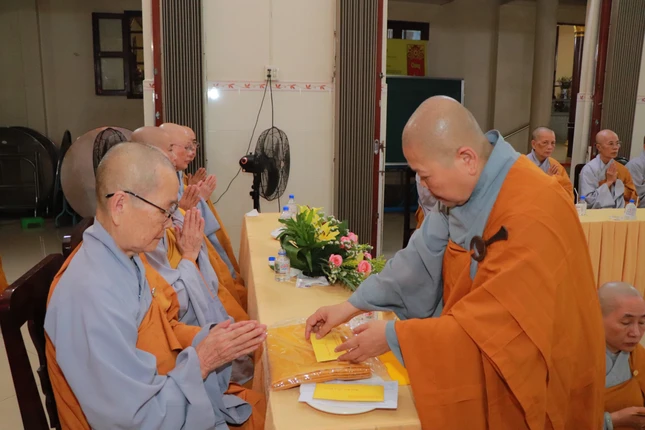 Ni trưởng Thích nữ Tịnh Nghiêm cúng dường pháp y đến Ban Chức sự trường hạ chùa Liên Hoa Ni trưởng Thích nữ Tịnh Nghiêm cúng dường pháp y đến Ban Chức sự trường hạ chùa Liên Hoa