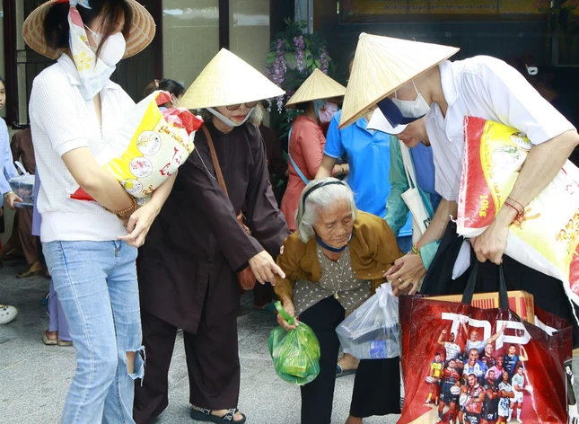 Thành viên Ban Từ thiện thiền viện Vạn Hạnh trao quà đến gia đình nghèo