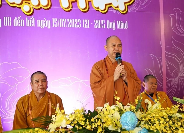 Thượng tọa Thích Đức Thiện ban đạo từ cho các em tu sinh