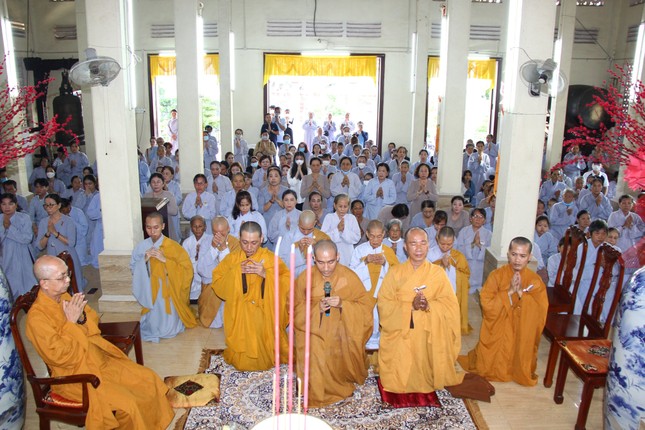 Đại đức Thích Thiện Nghĩa cung đối trước chư tôn giáo phẩm Ban Chức sự thành kính dâng lời tác bạch vấn an sức khỏe và cúng dường tại chùa Viên Minh