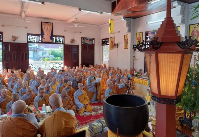 Đại diện hành giả báo cáo hoạt động của trường hạ