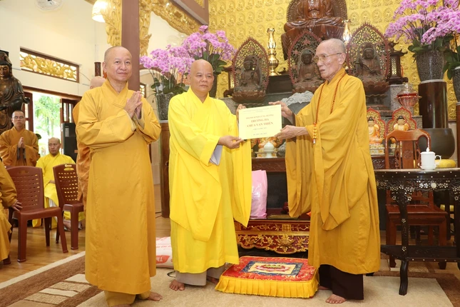 Cúng dường trường hạ Cúng dường trường hạ