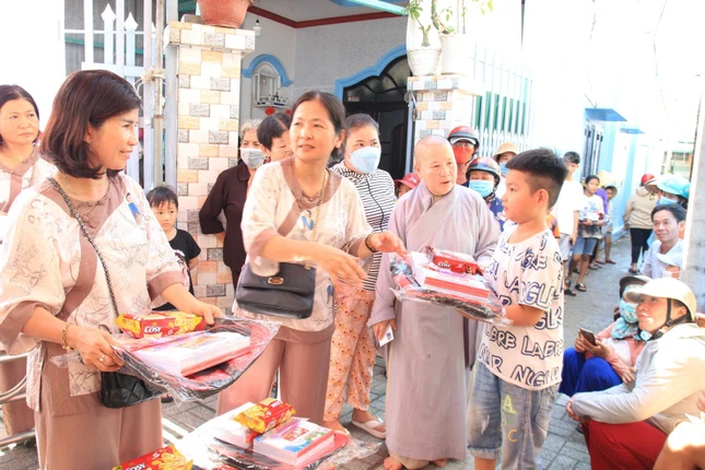 Ni sư Thích nữ Chơn Huy và thành viên đoàn trao quà cho học sinh khó khăn