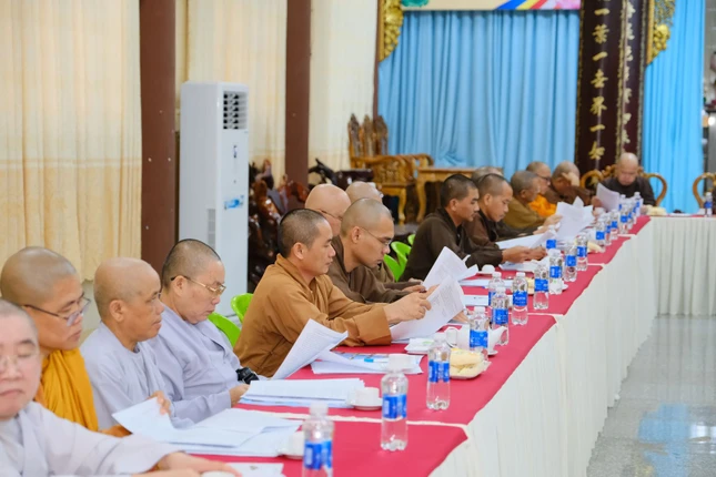 Chư tôn đức Tăng Ni tham dự hội nghị sơ kết