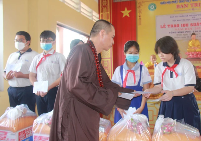 Thượng tọa Thích Minh Trí trao học bổng đến học sinh nghèo hiếu học