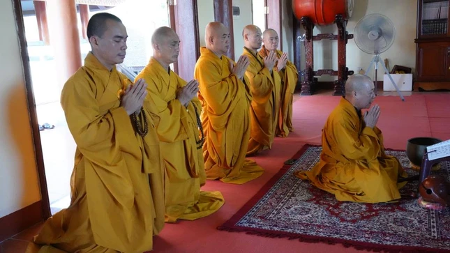 Hòa thượng Thích Bảo Nghiêm cùng chư tôn đức thực hiện các nghi thức đảnh lễ lịch đại Tổ sư Hòa thượng Thích Bảo Nghiêm cùng chư tôn đức thực hiện các nghi thức đảnh lễ lịch đại Tổ sư