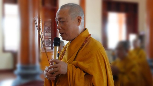 Hòa thượng Thích Bảo Nghiêm niêm hương Tam bảo