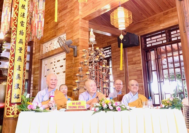 Ni trưởng Như Minh sách tấn tại trường hạ Long Hưng