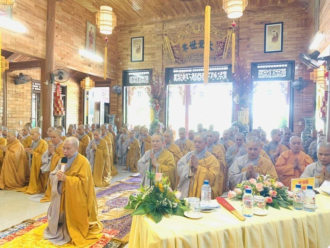 Đại diện Ni giới tỉnh báo cáo sơ lược các hoạt động Phật sự đã qua và sắp đến của Phân ban Ni giới tỉnh Quảng Trị