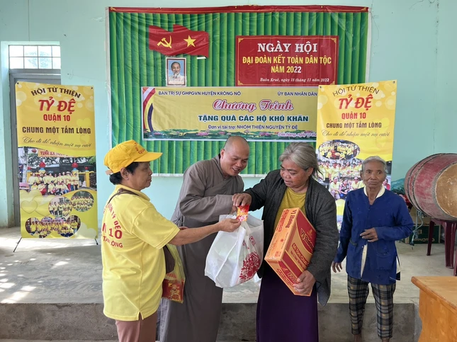 Tặng 90 phần quà đến các hộ gia đình nghèo, khó khăn cơ nhỡ