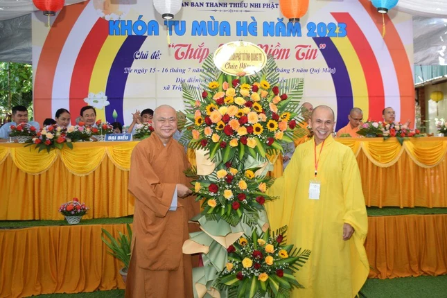 Thượng tọa Thích Quảng Thiện tặng hoa chúc mừng