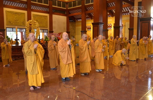 Chư tôn đức giáo phẩm đảnh lễ Tam bảo tại chánh điện Việt Nam Quốc Tự