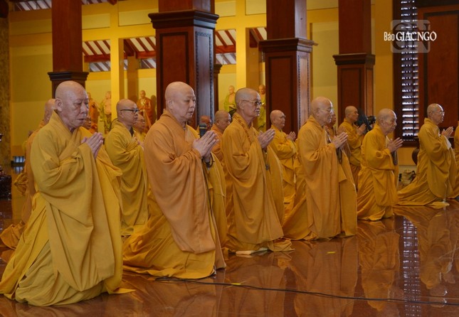 Chư tôn giáo phẩm thành kính đảnh lễ, luôn sống trong lời dạy của Đức Thế Tôn