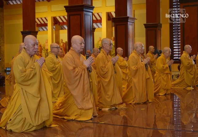 Chư tôn giáo phẩm thành kính đảnh lễ, luôn sống trong lời dạy của Đức Thế Tôn