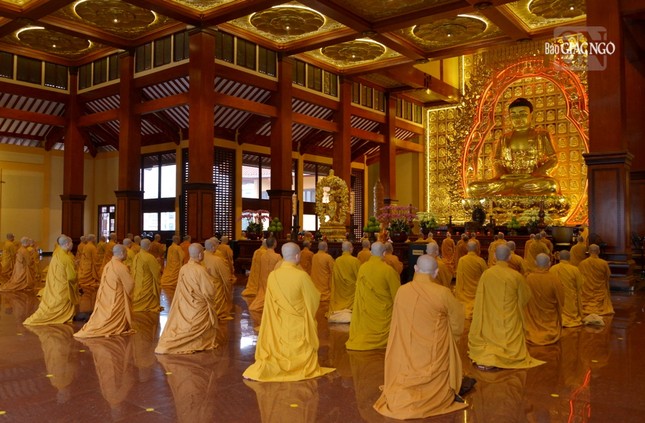 Chư Tăng vân tập định kỳ thính giới, cùng nhắc nhở nhau về giới pháp của hành giả xuất gia, nhằm nuôi lớn các thiện pháp, giới thân huệ mạng