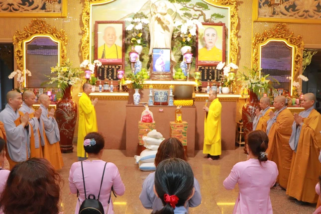 Đoàn đến thăm, cúng dường các trường hạ chùa Vạn Đức