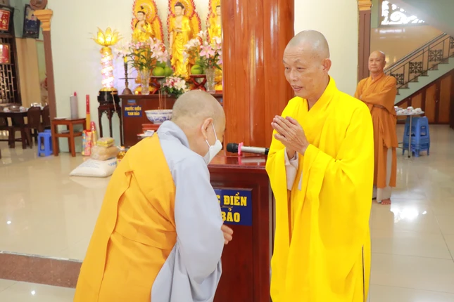 Đảnh lễ tại chùa Từ Quang