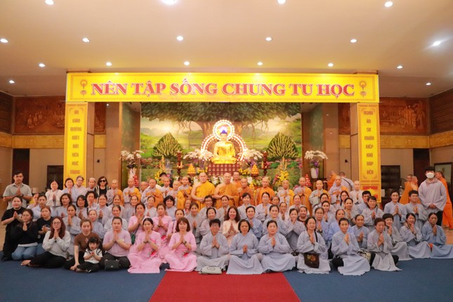 Chụp ảnh lưu niệm tại pháp viện Minh Đăng Quang