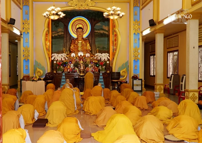 Chư Ni phát lồ sám hối theo pháp