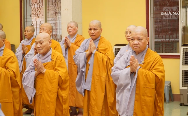 Ngoài chư Ni nội thiền tu tập cấm túc, vào mỗi kỳ Bố-tát, tụng giới, chư Ni các tự viện trên địa bàn quận, các quận lân cận cũng trở về thực hiện các nghi thức Bố-tát trang nghiêm