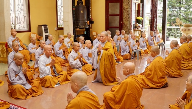 Kỳ Bố-tát lần này, trường hạ tổ đình Từ Nghiêm tập trung hơn 60 vị tham dự gồm chư Ni hành giả An cư tập trung và chư Ni trú xứ các tự viện trên địa bàn quận Kỳ Bố-tát lần này, trường hạ tổ đình Từ Nghiêm tập trung hơn 60 vị tham dự gồm chư Ni hành giả An cư tập trung và chư Ni trú xứ các tự viện trên địa bàn quận