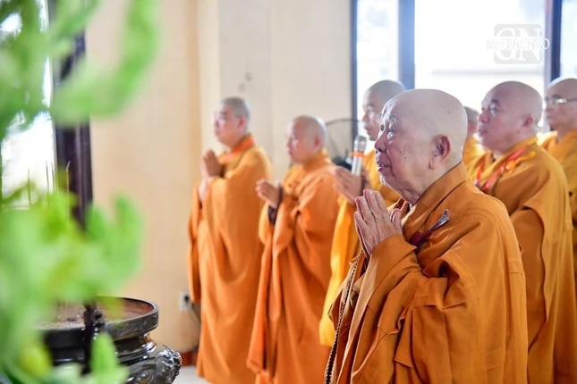 Tại chánh điện trường hạ Tăng chùa Hưng Long, Trưởng lão Hòa thượng Thích Như Tín niêm hương, đảnh lễ Tam bảo