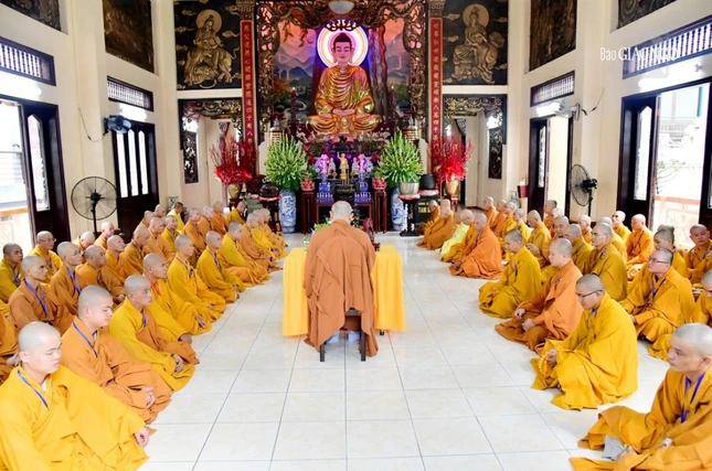 Đại chúng thính giới nhắc nhở nhau thực hành lời dạy của Đức Thế Tôn - Ảnh: Ban TT-TT Phật giáo Q.10