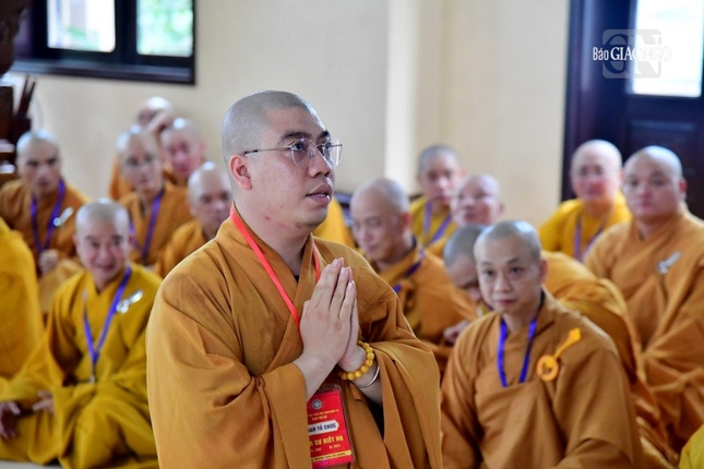 Đại đức Thích Trung Hiếu báo cáo kiểm diện, kỳ này tại chùa Hưng Long có 95 vị về Bố-tát, thính giới chung - Ảnh: Ban TT-TT Phật giáo Q.10 Đại đức Thích Trung Hiếu báo cáo kiểm diện, kỳ này tại chùa Hưng Long có 95 vị về Bố-tát, thính giới chung - Ảnh: Ban TT-TT Phật giáo Q.10