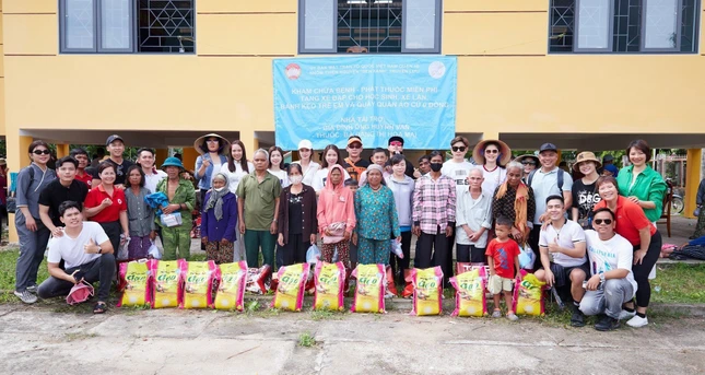 Đoàn trao quà đến người nghèo - Ảnh: BTC
