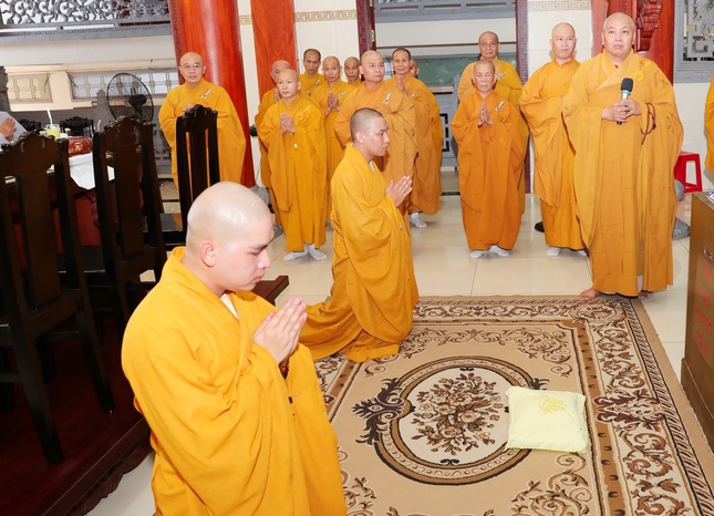 Đoàn chùa Pháp Chơn cúng dường trường hạ thiền viện Thiên Phước