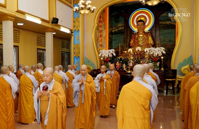 Đạo tràng thanh tịnh trong giờ kinh hành sau thời quá đường tại trường hạ